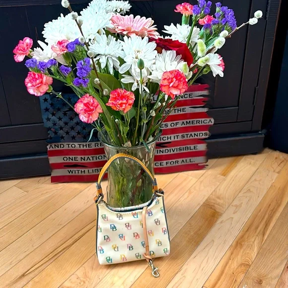 Mini Dooney and Bourke purse - Picture 3 of 7